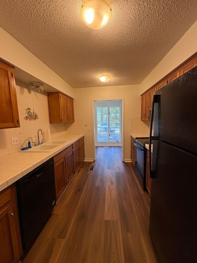 Building Photo - One-of-a-kind Home on 2.2 Acres – $1,700/m...