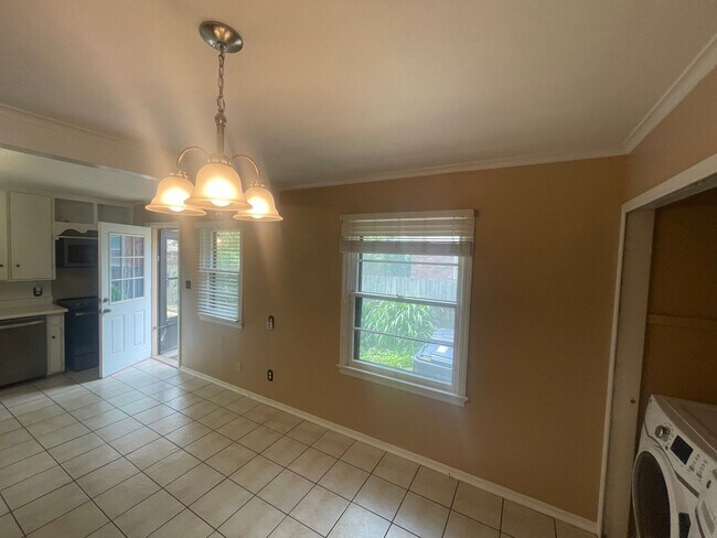 Building Photo - 4 bed 2 bath 2 car, Great Character and st...