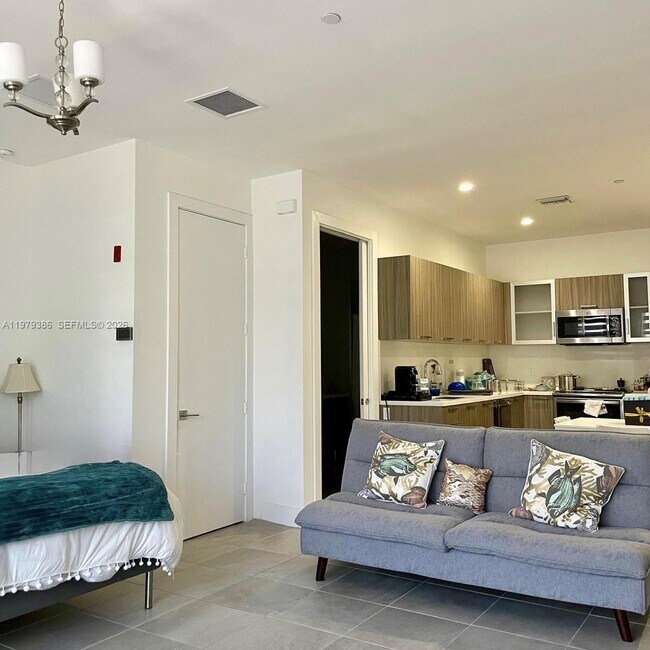 Building Photo - 1045 NE 18th Ave