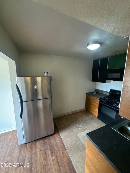 Building Photo - 828 W 2nd St