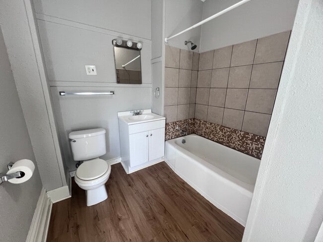 Building Photo - Adorable and Spacious Upper One Bedroom on...