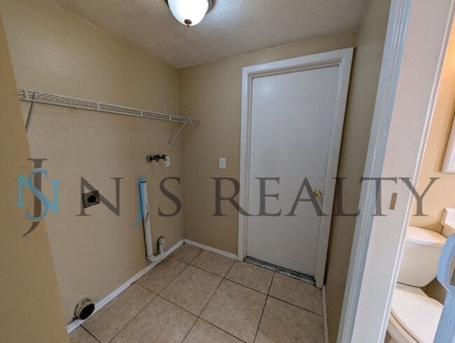 Building Photo - JUST REDUCED!!!  Large 2/2/1 1060 sq ft home with INDOOR LAUNDRY, a full garage, updated kitchen ...