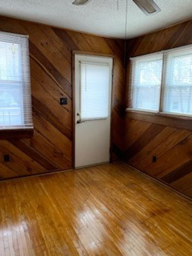 Building Photo - Large 3 BR 2 BA house w beautiful woodwork...