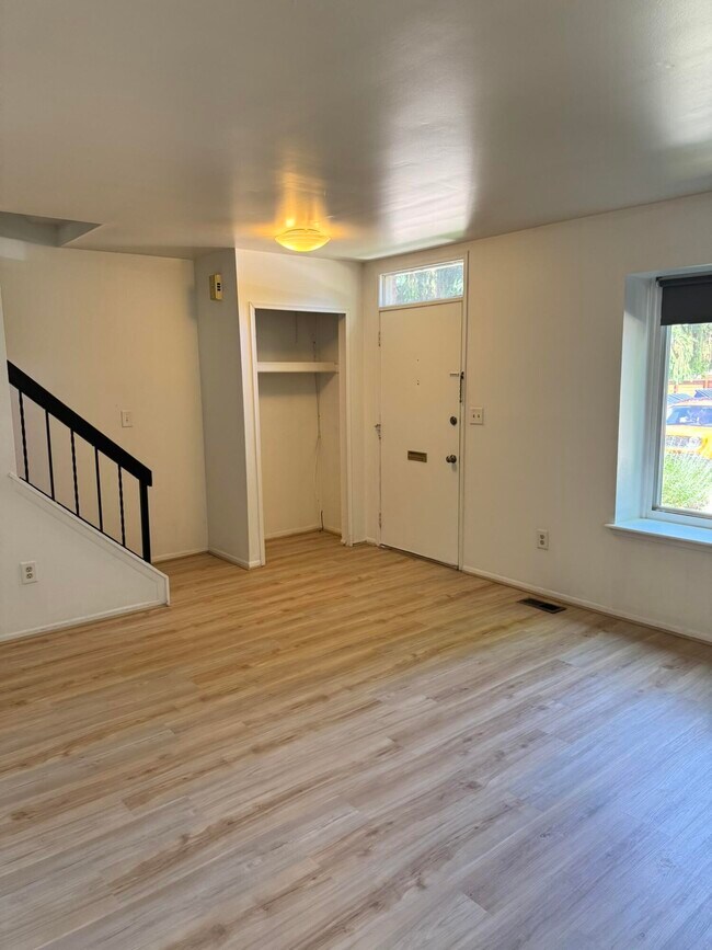 Building Photo - 3200 Bolgos Cir