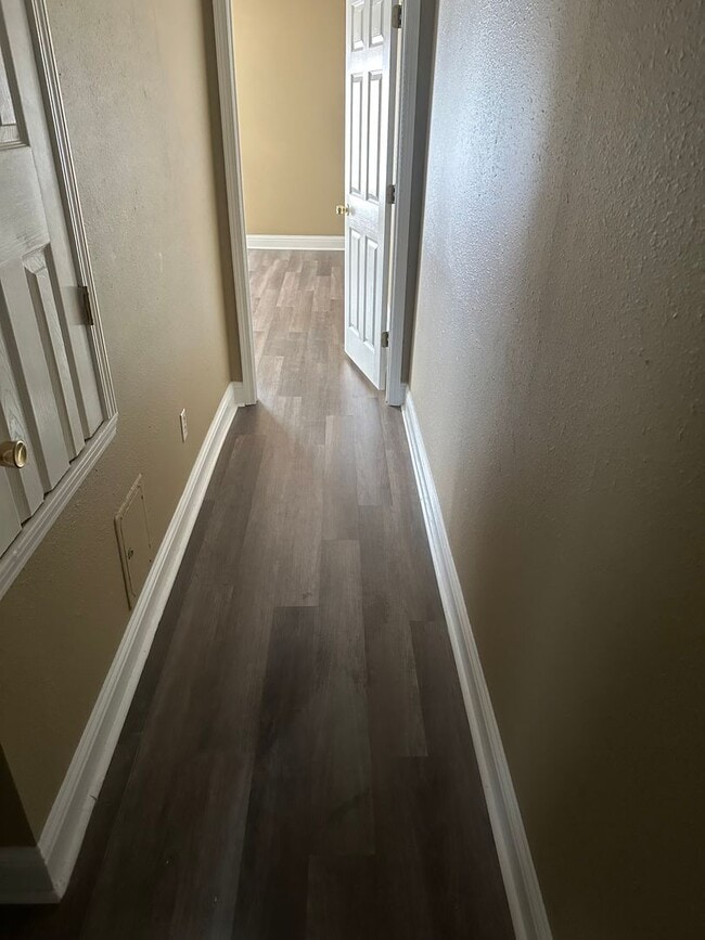 Building Photo - 3 Bedroom 2.5 Bath Townhouse