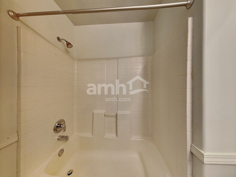 Building Photo - 468 E 1480 N