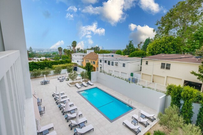 Building Photo - 999 N Doheny Dr