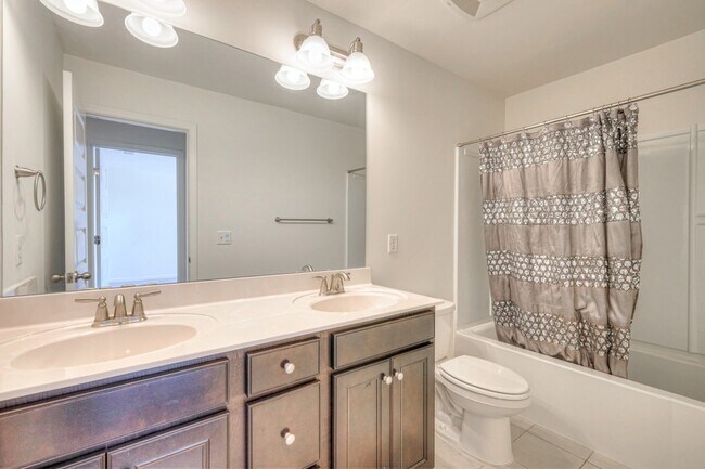 Building Photo - 523 Montrose Dr