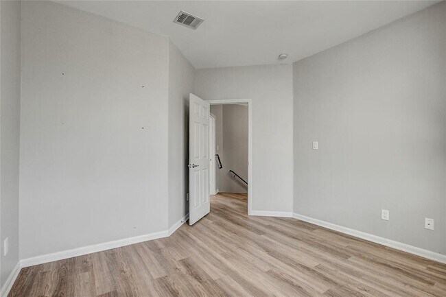 Building Photo - 512 Eberhart Ln