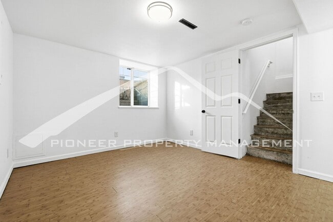 Building Photo - Charming Home with Washer/Dryer and Fenced Yard