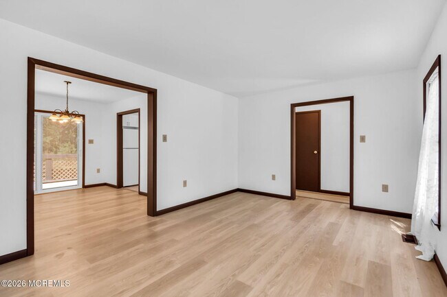 Building Photo - 370 Cassville Rd