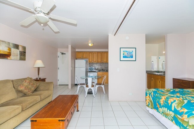 Building Photo - Royal Kuhio 1b1b1parking Fully Furnished i...
