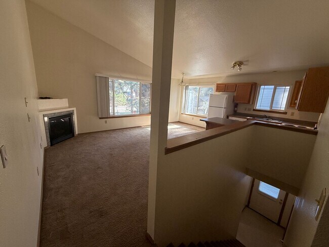 Building Photo - Westside 3 Bdrm, 2 Bath Townhouse close to COCC!  All Appliances, Washer/dryer hookups, Single ga...
