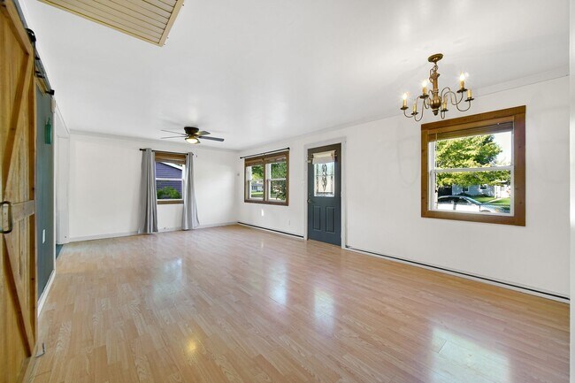 Building Photo - 3 Bedroom 1 Bathroom Apartment for Rent!