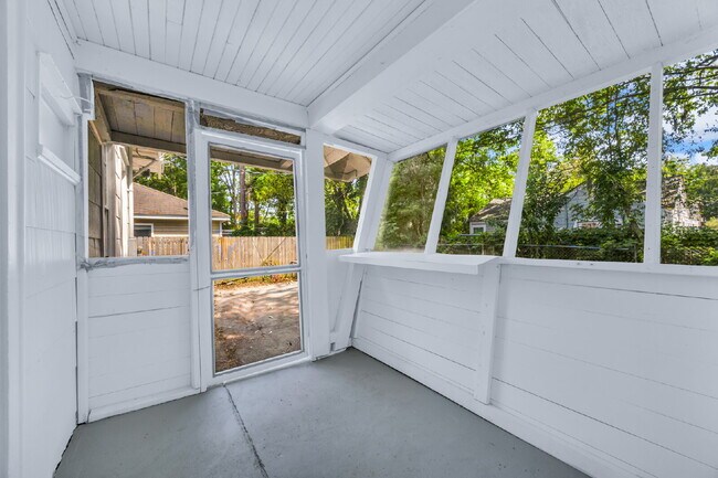 Building Photo - Cozy craftsman bungalow on Seiler Ave