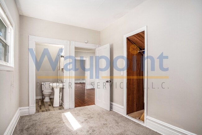 Building Photo - 114 E Maple St