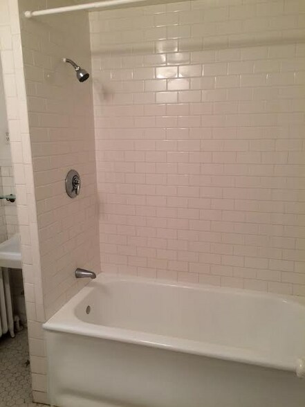 Building Photo - 16 River St