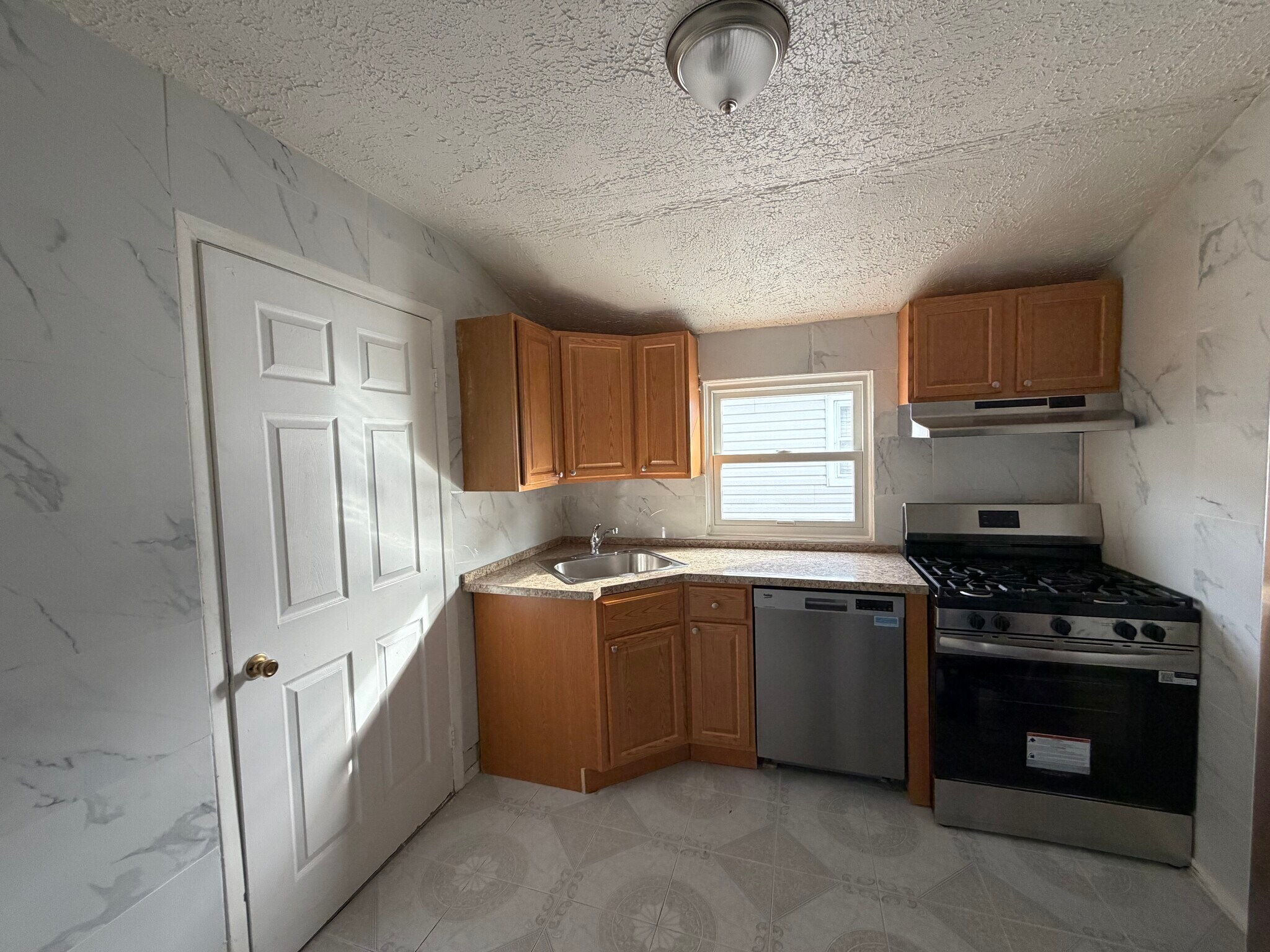 Building Photo - 21916 Edgewood Ave