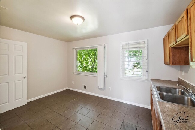 Building Photo - $1,200/month - 3 Bed 1 Bath