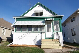 Building Photo - Great Location!