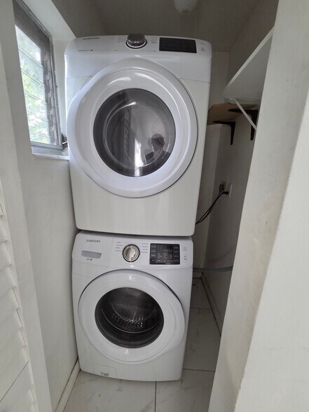 Building Photo - 902 NE 40th St