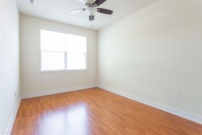 Building Photo - 2 br, 1 bath Triplex - 1405 N SYDENHAM ST ...