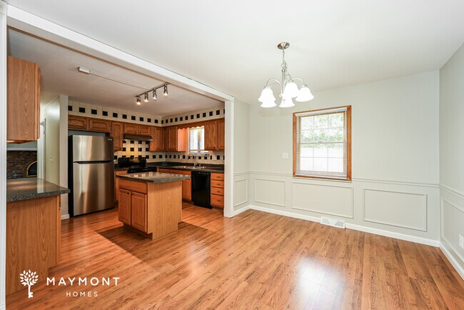 Building Photo - Bright 4-Bed Retreat