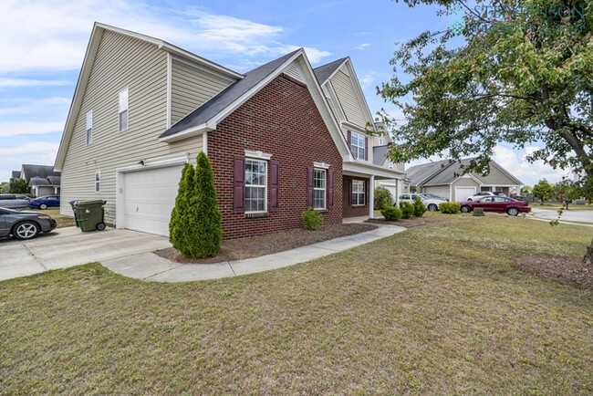 Building Photo - Freshly Remodeled 5 Bedroom with Primary B...