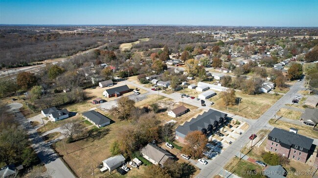 Building Photo - 112 W 2nd St