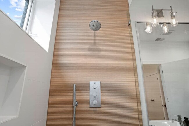 Building Photo - 2110 W Washington Blvd