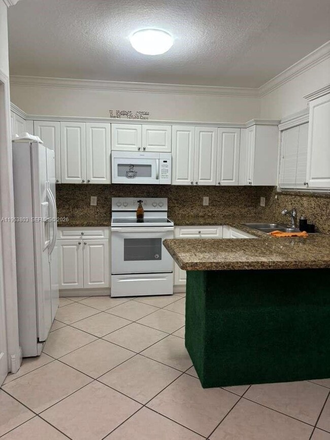 Building Photo - 2733 NE 3rd Ct