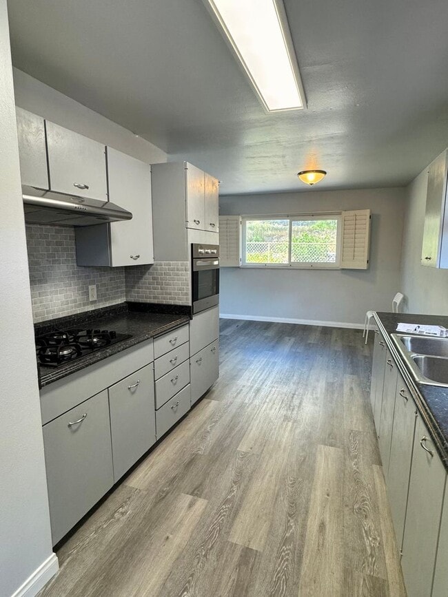 Building Photo - Beautiful & Welcoming 3 Bed/2 Bath Walking...