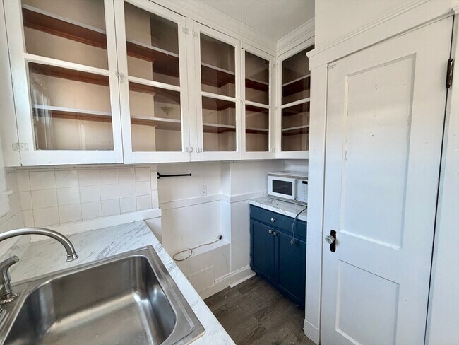 Building Photo - 327 Columbia St