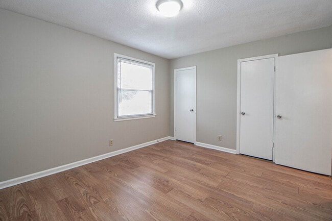 Building Photo - 807-B Golfview Place