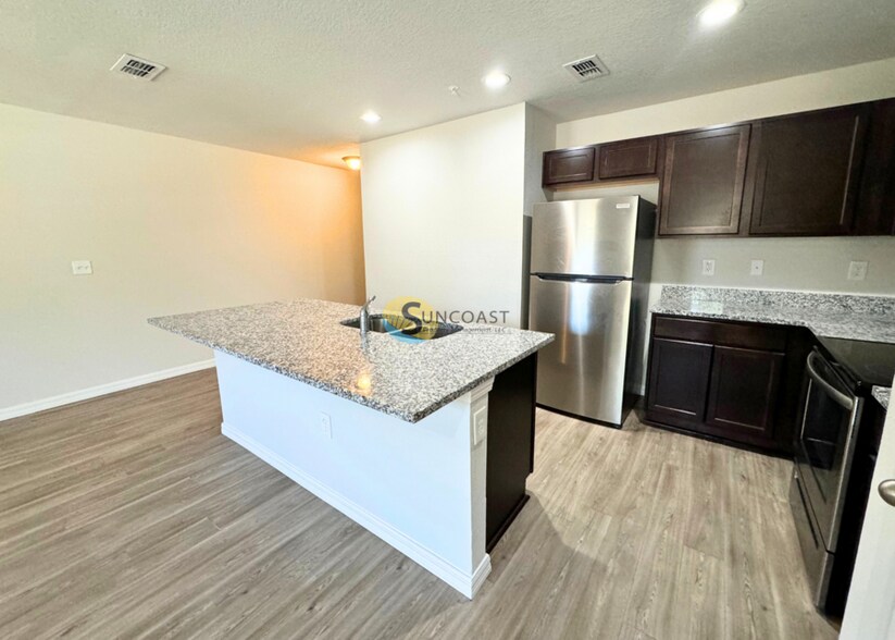 Building Photo - 6535 Sweetbay Ln