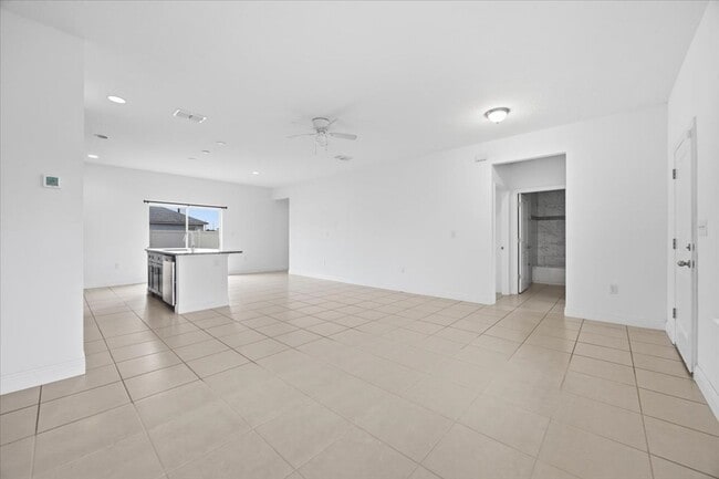 Building Photo - Stunning 4-Bedroom, 2-Bath Home in Poinciana with Modern Upgrades