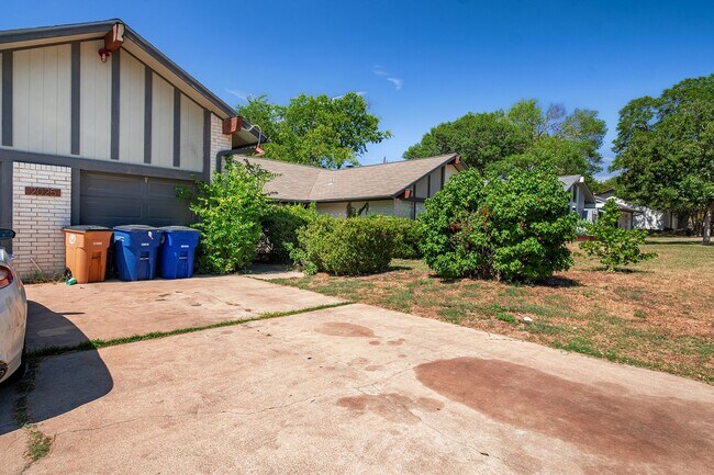 Building Photo - 2025 Monarch Dr