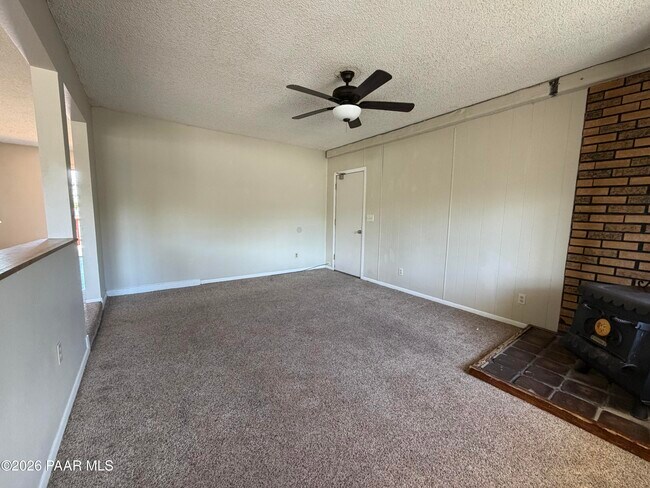Building Photo - 366 W Tamarack Ln