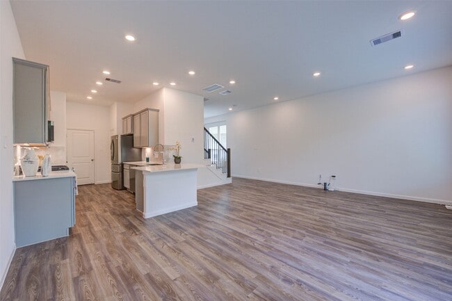 Building Photo - 609 Royal Arch Dr