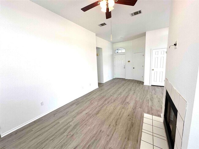 Building Photo - 1812 Twisted Oak Dr