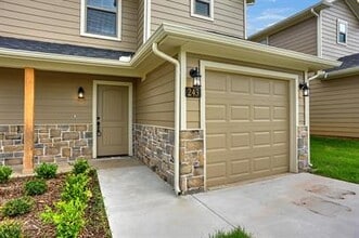 Building Photo - 243 W Forest Ave