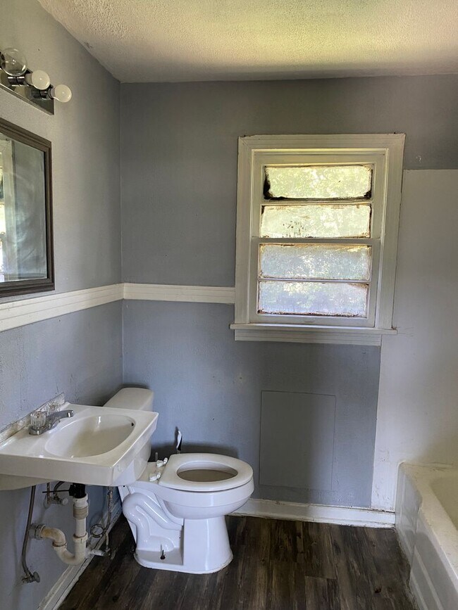 Building Photo - 2501 Malcolm St