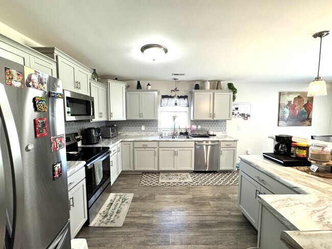 Building Photo - Beautiful home! Convenient to the city with all shopping!