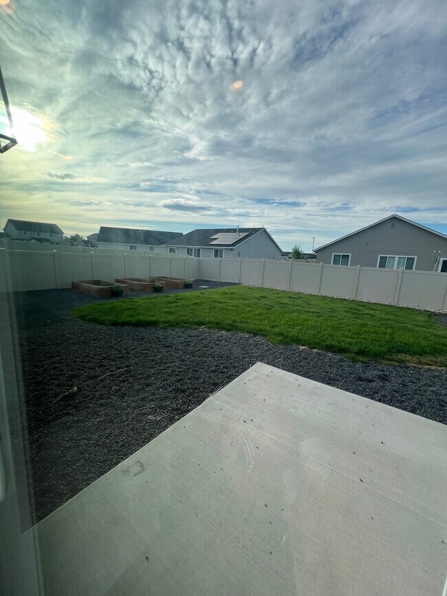 Building Photo - 3 Bed 2 Bath Nampa!