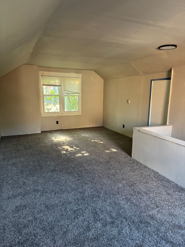 Building Photo - Comfortable 3-Bedroom Rental on Elmdale St...