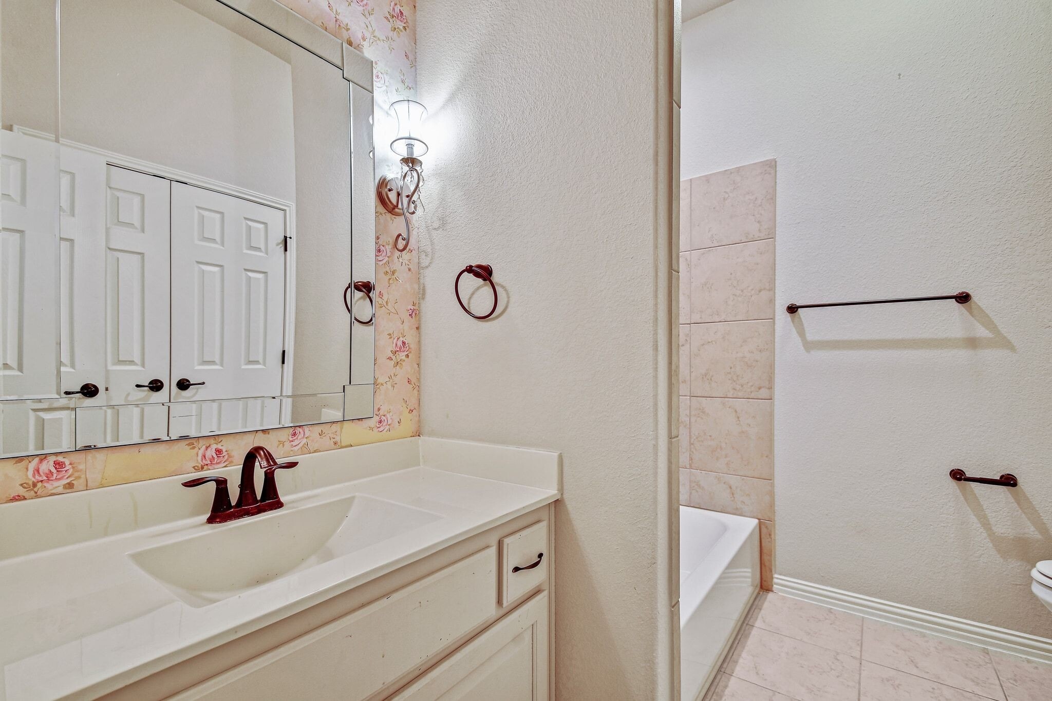 Building Photo - 112 Tulip Garden Trl