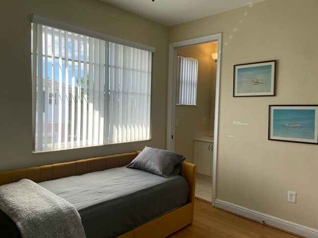 Building Photo - 552 NW 39th Cir