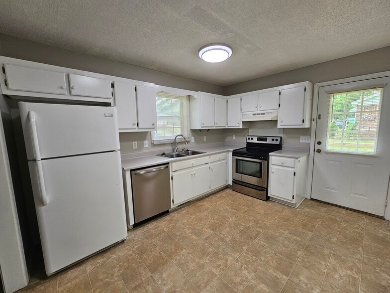 Kitchen - 305 Pope Field Rd #A