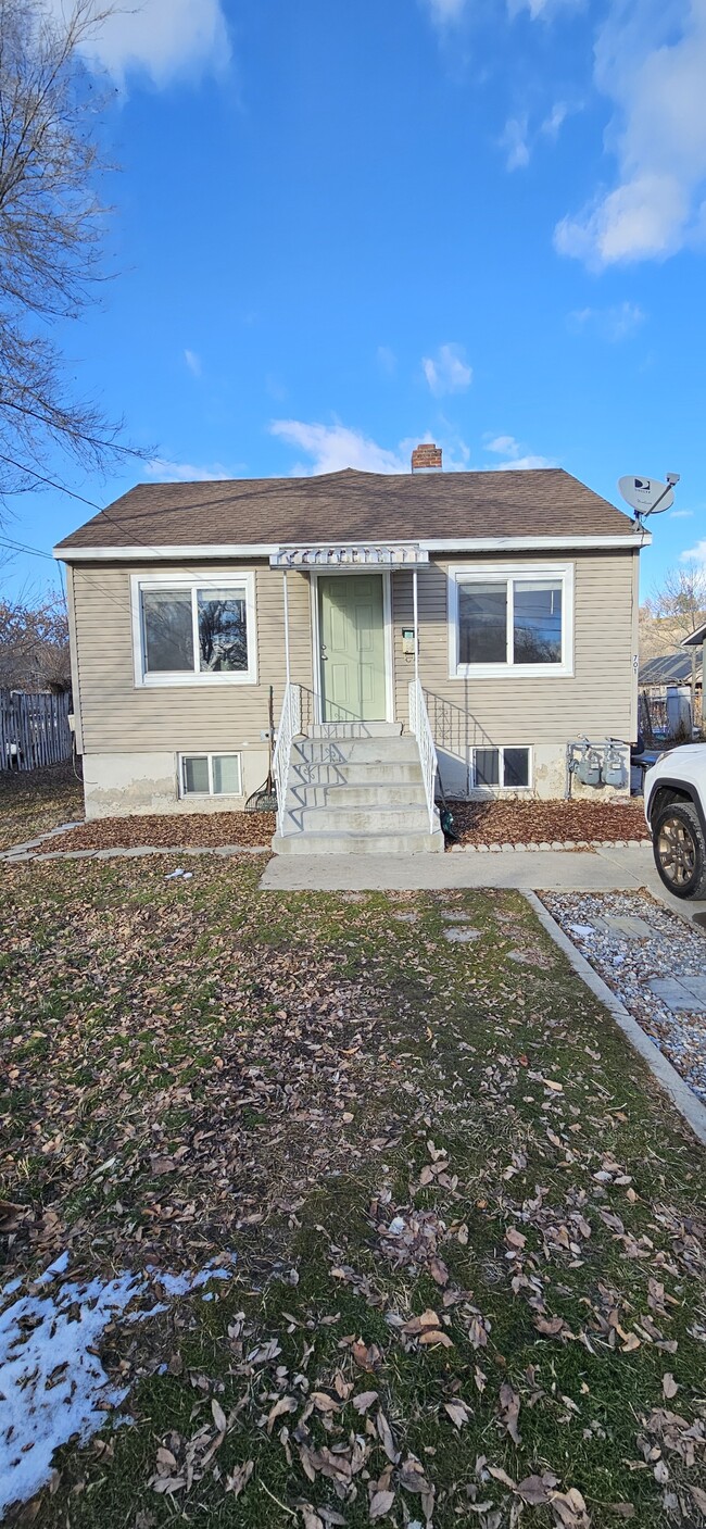 Building Photo - 701 E 200 N