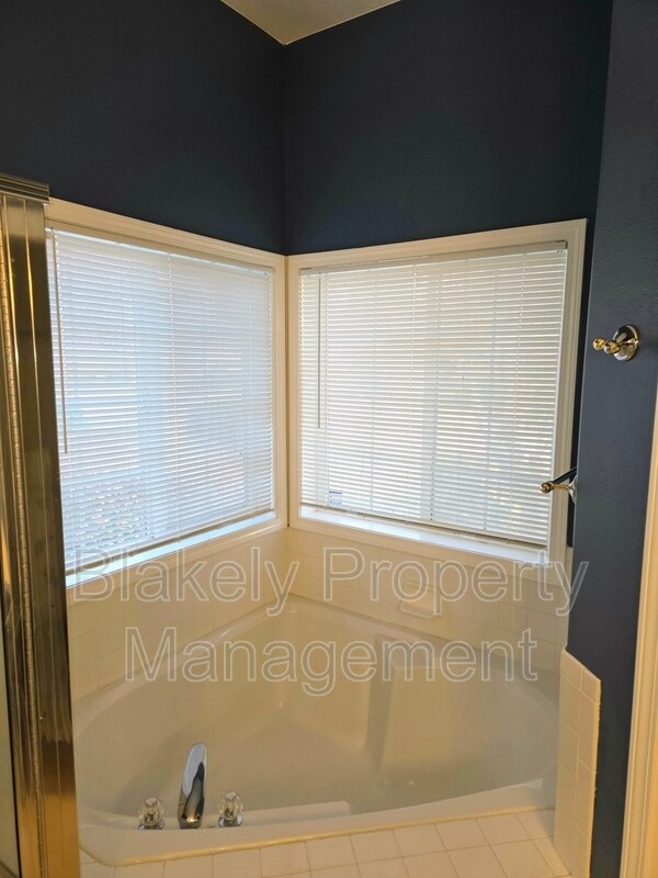 Building Photo - 917 W Greenhead St